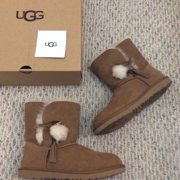 🆕 Authentic chestnut tan UGG pom pom tassel boots - Picture 2 of 8